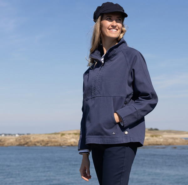 Un bleu marine qui rassure, mais ne s’efface jamais
