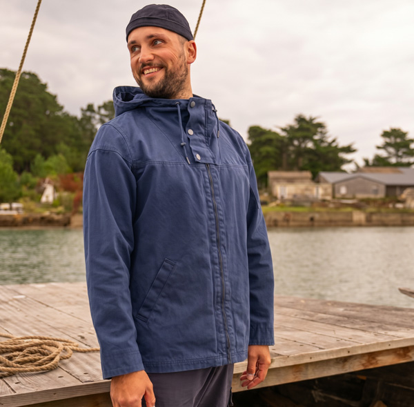 Le bleu marine, un choix évident pour un vestiaire bien construit