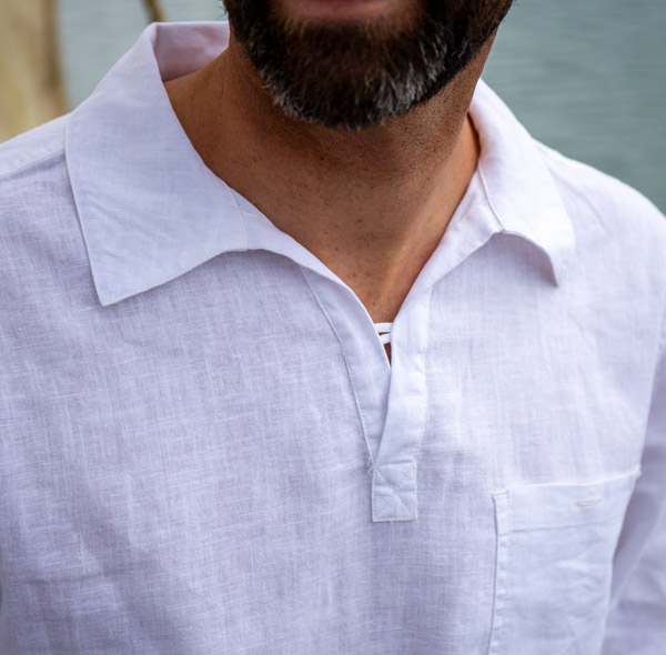 Une chemise au col vareuse