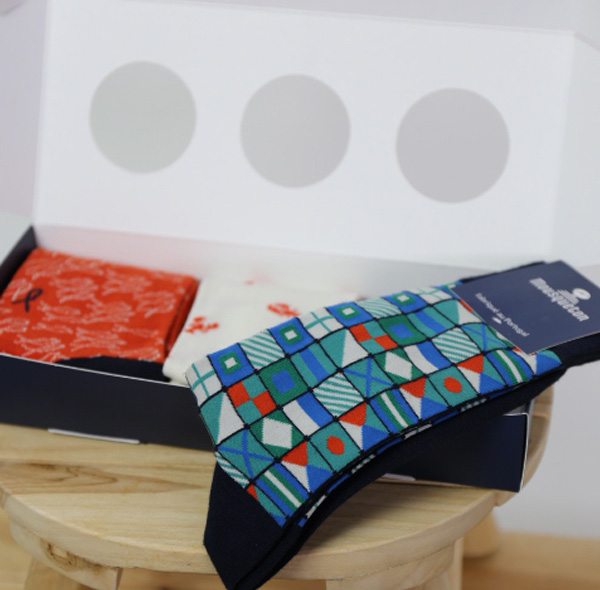 La boîte arrive à plat, pour la monter :