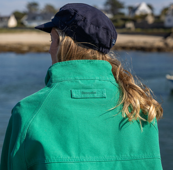 Une vareuse au col zippé