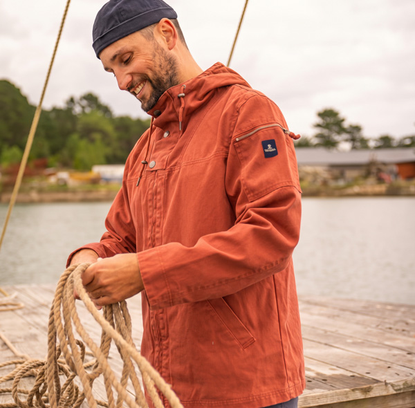 Une veste pensée pour bouger, sortir, traverser la mi-saison