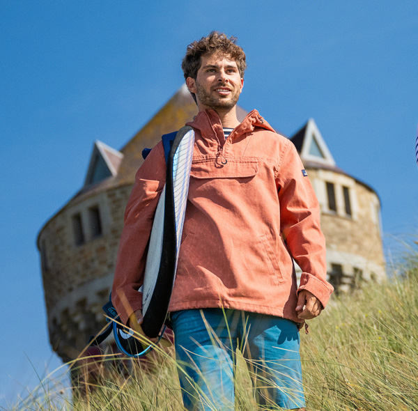 Porter votre vareuse bleu marine, c’est tout un art !