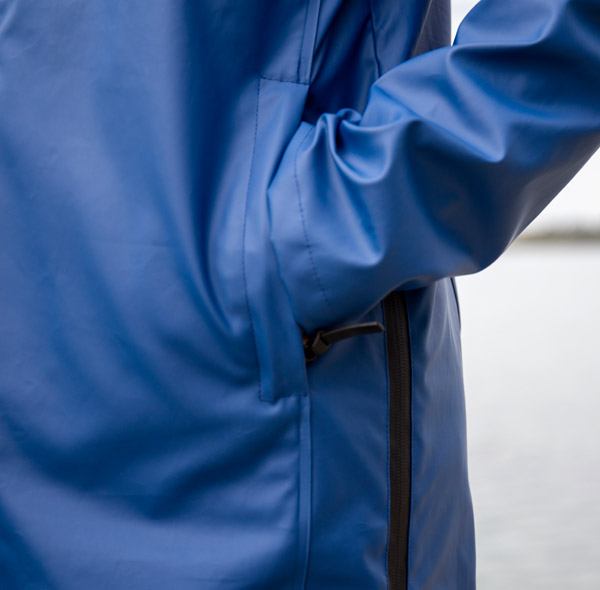 Un imperméable facile à enfiler