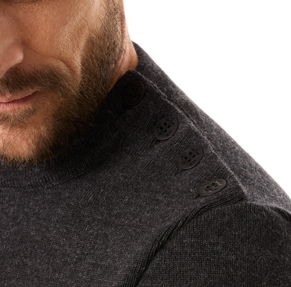 Authentic details: the buttoned shoulder and anchor